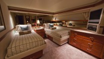 Yacht LOOSE ENDS -  Twin Cabin to Port